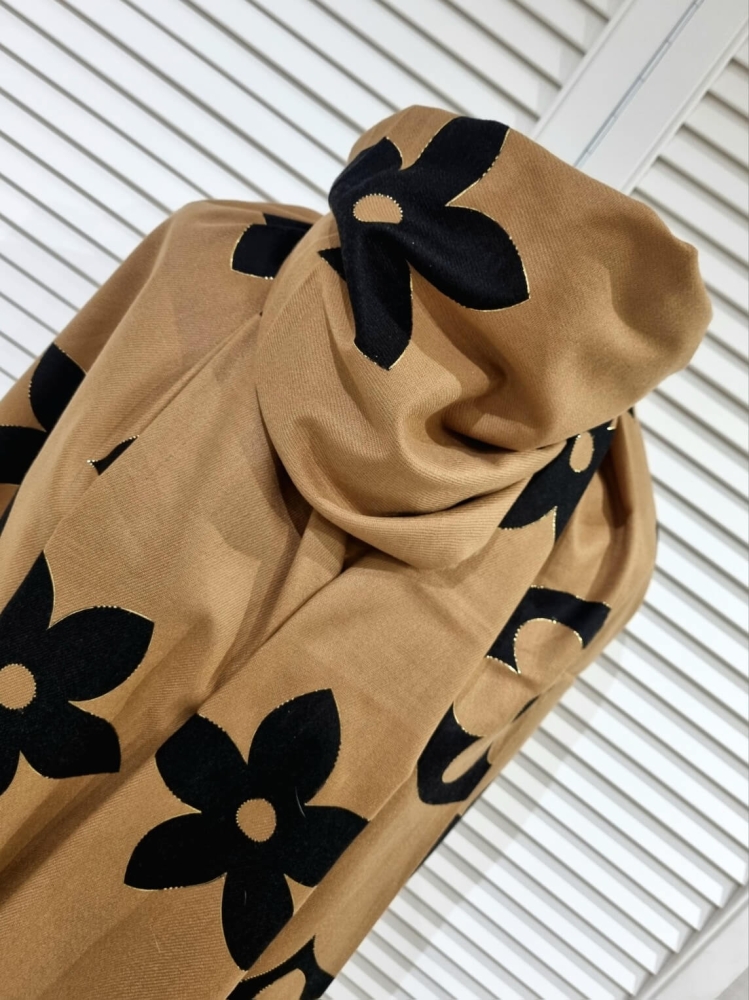 Szal-SZ817#2-Camel-Kwiaty-Czarne-Prostokąt-5.jpg