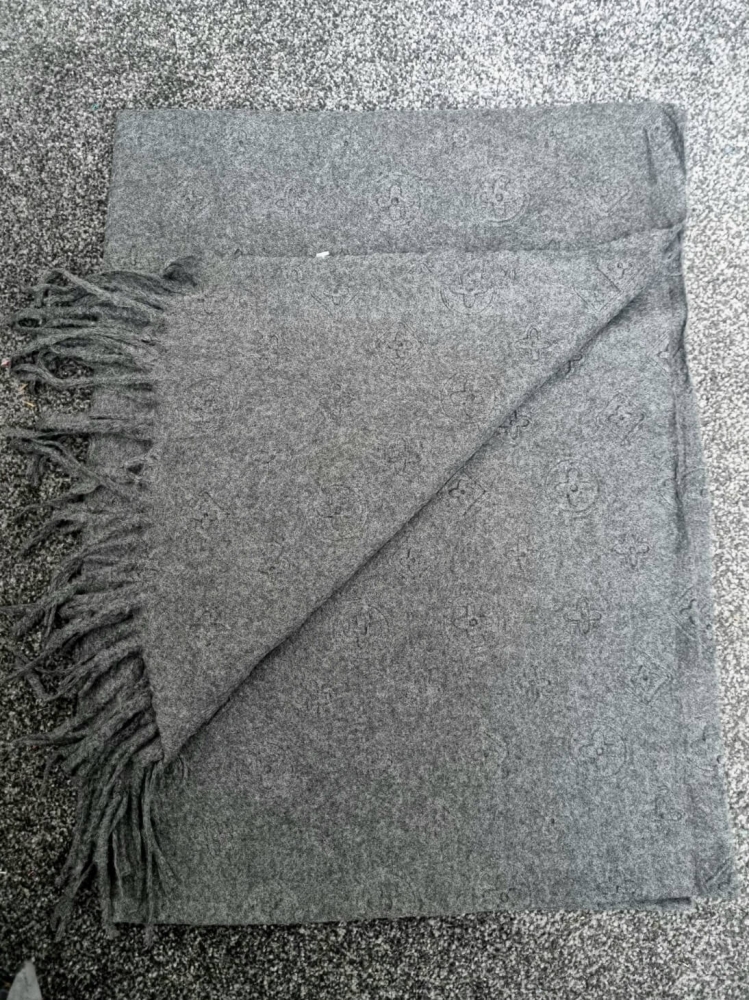 Szal-SZ870-Tłoczone-Kwiaty-Grubszy-Zimowy-Szary-3.jpg