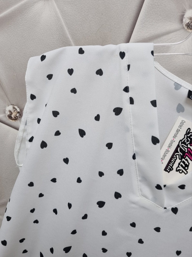 Bluzka-Madex-Modo-Dekolt-Serek-Krótki-Rękaw-Biała-Serduszka-Czarne-1