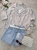spodenki-jeansowe-msara-g6281-5-z-paskiem-smietankowym-postrzepione-nogawki-jasny-denim-lato-2025-butik-szykownia-10