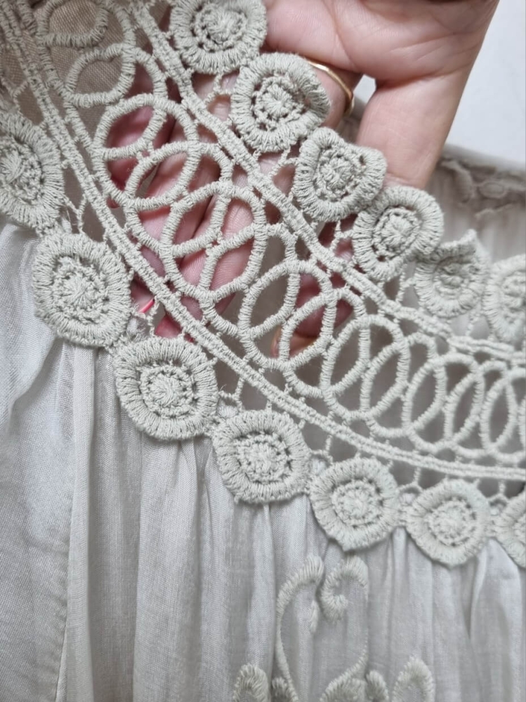 bluzka-richelieu-celestine-jasny-bez-hafty-azur-koronka-wiskoza-elegancka-romantyczna-butik-szykownia-4