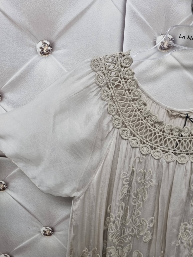 bluzka-richelieu-celestine-jasny-bez-hafty-azur-koronka-wiskoza-elegancka-romantyczna-butik-szykownia-7