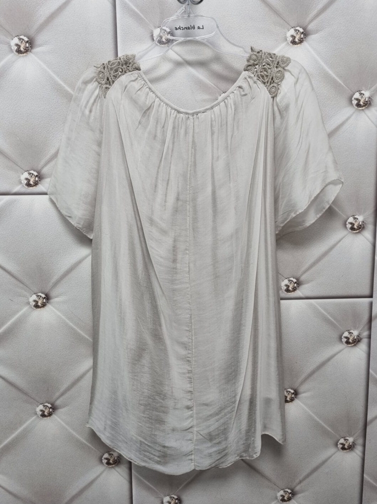 bluzka-richelieu-celestine-jasny-bez-hafty-azur-koronka-wiskoza-elegancka-romantyczna-butik-szykownia-9