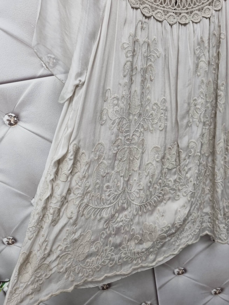 bluzka-richelieu-celestine-jasny-bez-hafty-azur-koronka-wiskoza-elegancka-romantyczna-butik-szykownia-10