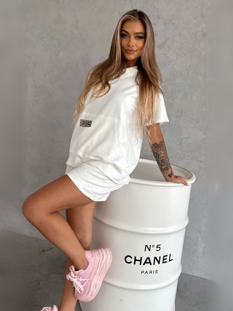 komplet-dresowy-bluza-z-kapturem-krotki-rękaw-i-spodenki-relax-mode-the-still-bawelna-bialy-luzny-wygodny-na-lato-butik-szykownia-2