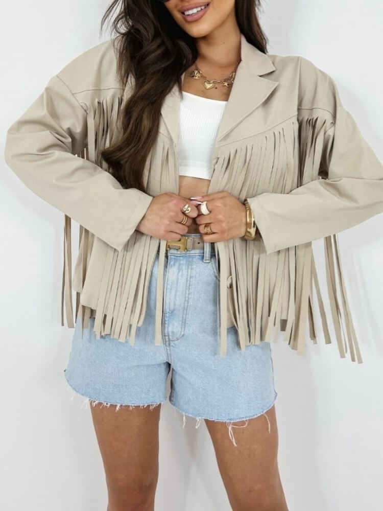 kurtka-narzutka-z-fredzlami-western-chic-jasny-bezowy-maselkowy-material-bez-podszewek-made-in-italy-lato-2025-butik-szykownia-1