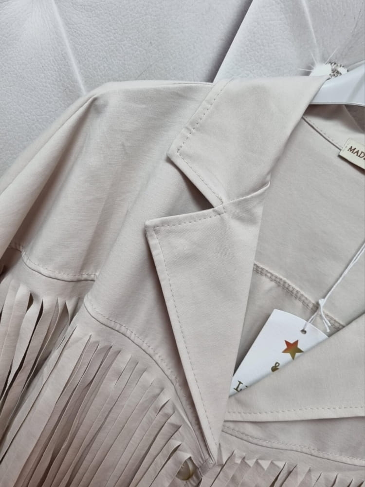 kurtka-narzutka-z-fredzlami-western-chic-jasny-bezowy-maselkowy-material-bez-podszewek-made-in-italy-lato-2025-butik-szykownia-6