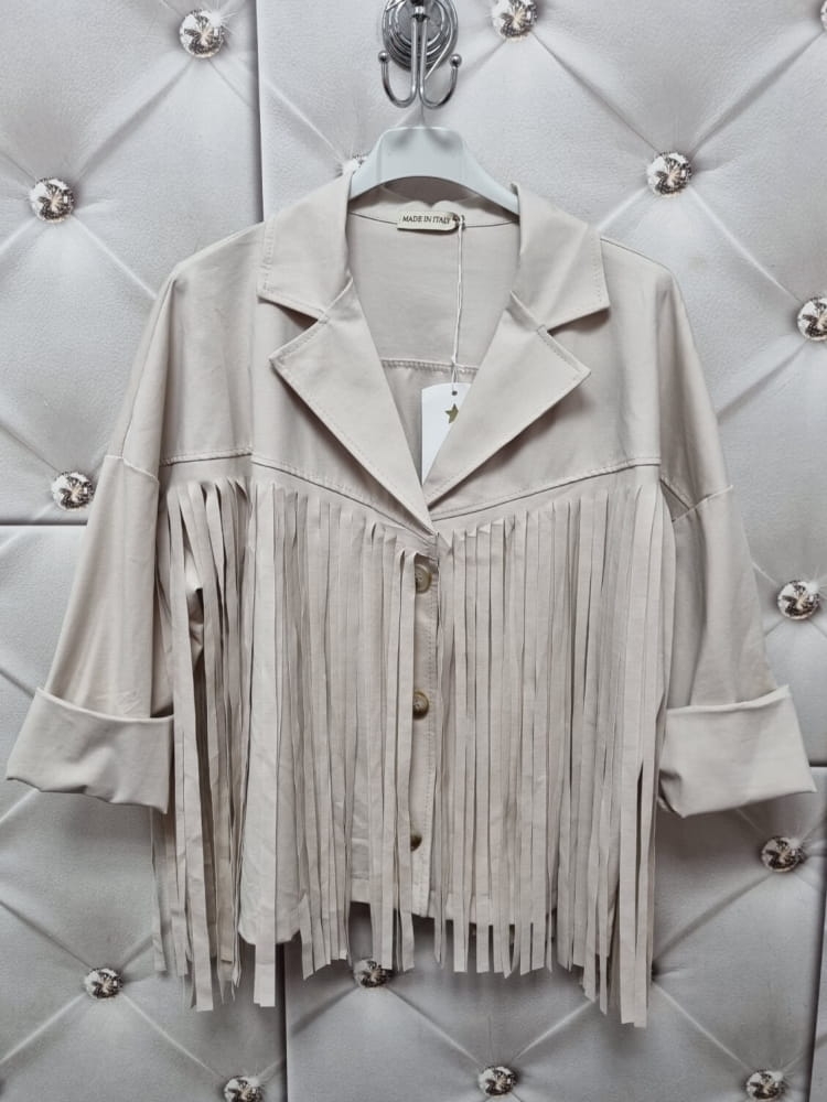 kurtka-narzutka-z-fredzlami-western-chic-jasny-bezowy-maselkowy-material-bez-podszewek-made-in-italy-lato-2025-butik-szykownia-7