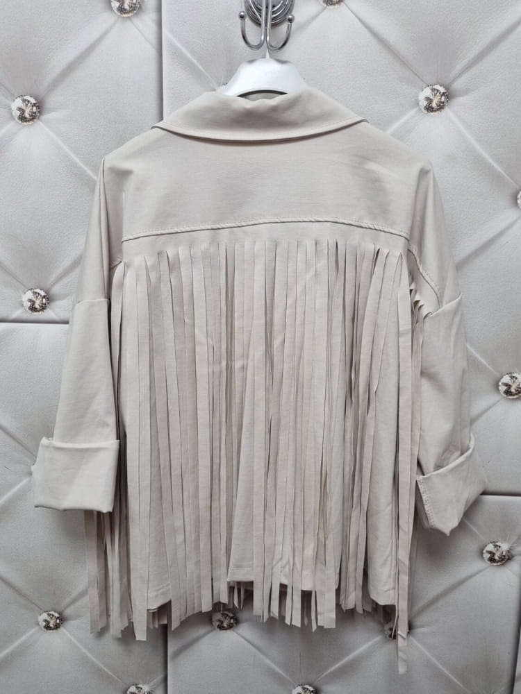 kurtka-narzutka-z-fredzlami-western-chic-jasny-bezowy-maselkowy-material-bez-podszewek-made-in-italy-lato-2025-butik-szykownia-8