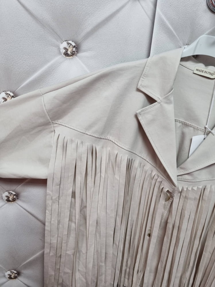 kurtka-narzutka-z-fredzlami-western-chic-jasny-bezowy-maselkowy-material-bez-podszewek-made-in-italy-lato-2025-butik-szykownia-9