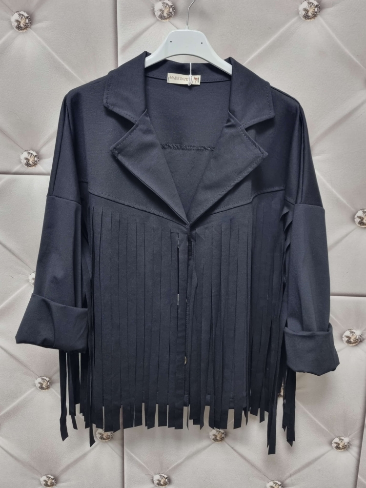 kurtka-narzutka-z-fredzlami-western-chic-czarna-maselkowy-material-bez-podszewek-made-in-italy-lato-2025-butik-szykownia-5