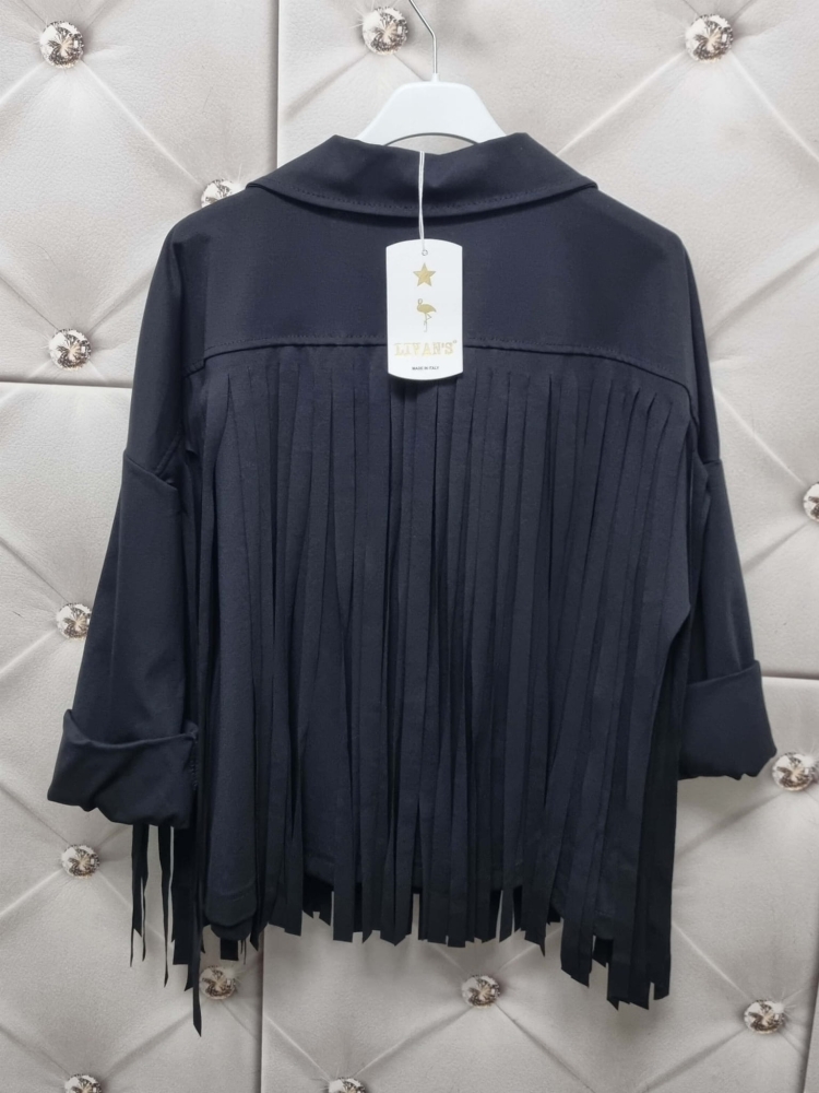 kurtka-narzutka-z-fredzlami-western-chic-czarna-maselkowy-material-bez-podszewek-made-in-italy-lato-2025-butik-szykownia-6