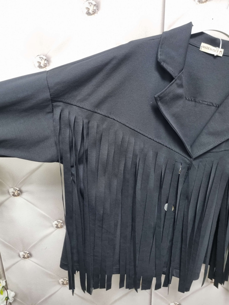 kurtka-narzutka-z-fredzlami-western-chic-czarna-maselkowy-material-bez-podszewek-made-in-italy-lato-2025-butik-szykownia-7