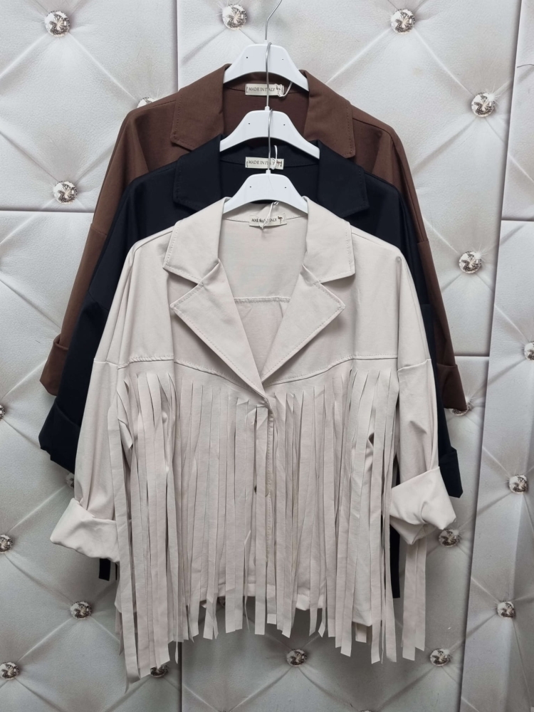 kurtka-narzutka-z-fredzlami-western-chic-czarna-maselkowy-material-bez-podszewek-made-in-italy-lato-2025-butik-szykownia-9