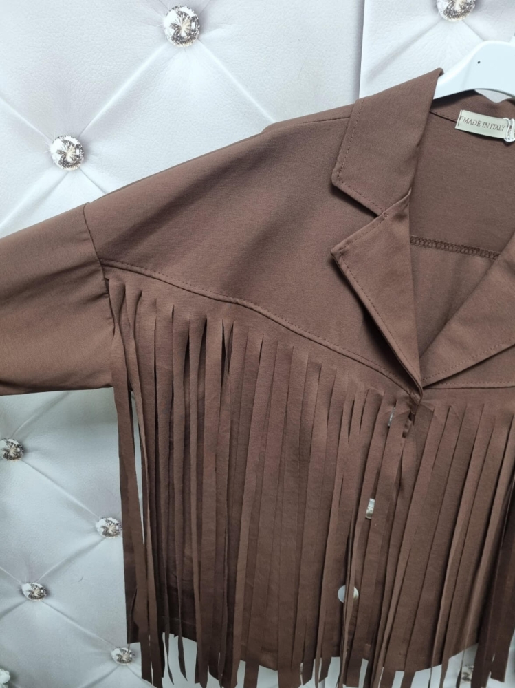 kurtka-narzutka-z-fredzlami-western-chic-braz-czekoladowa-maselkowy-material-bez-podszewek-made-in-italy-lato-2025-butik-szykownia-7