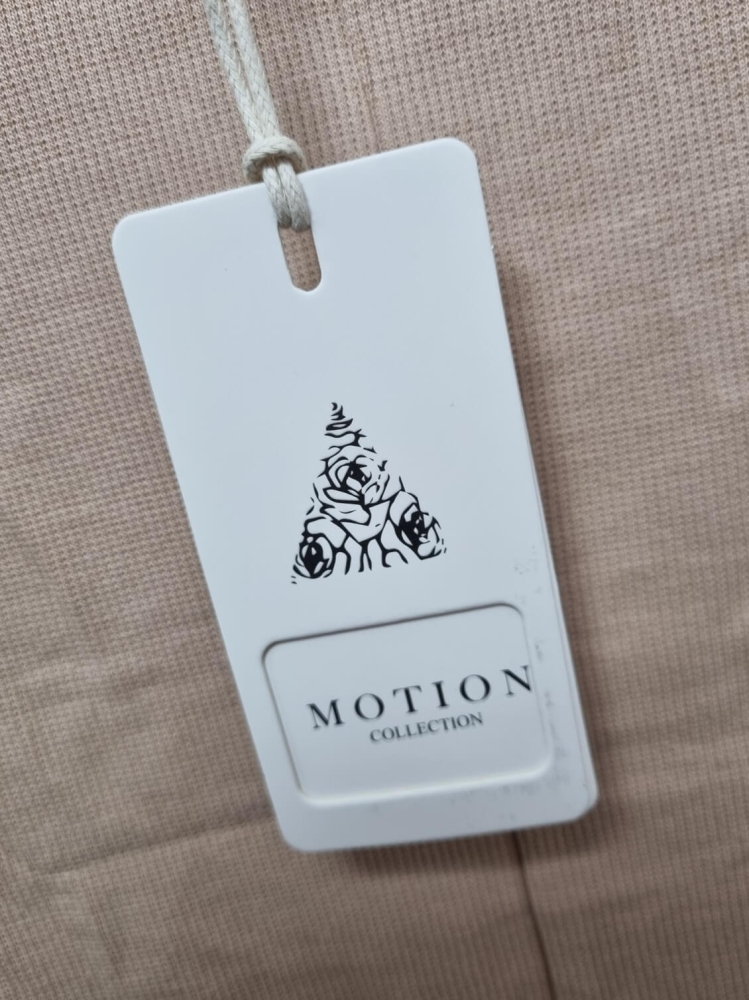 sukienka-prazkowana-bezowy-bez-jasny-elastyczna-dekolt-guziki-motion-noir-lato-2025-butik-szykownia-4