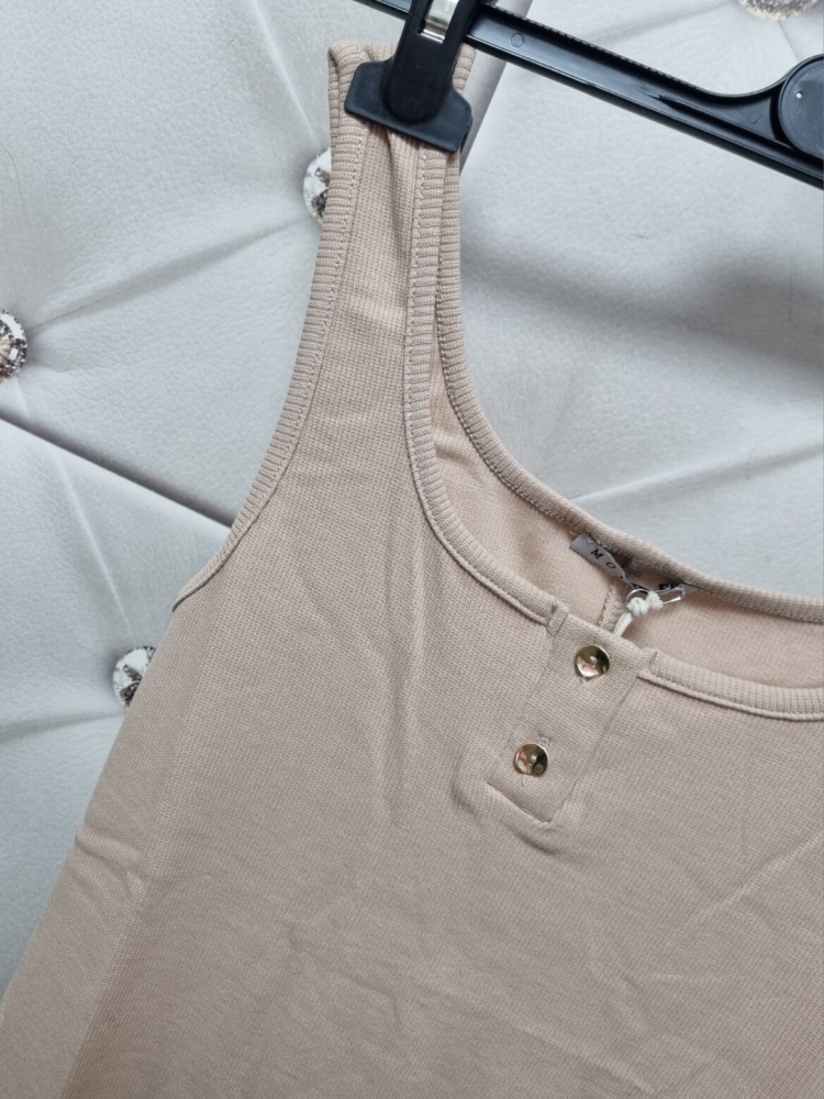 sukienka-prazkowana-bezowy-bez-jasny-elastyczna-dekolt-guziki-motion-noir-lato-2025-butik-szykownia-6