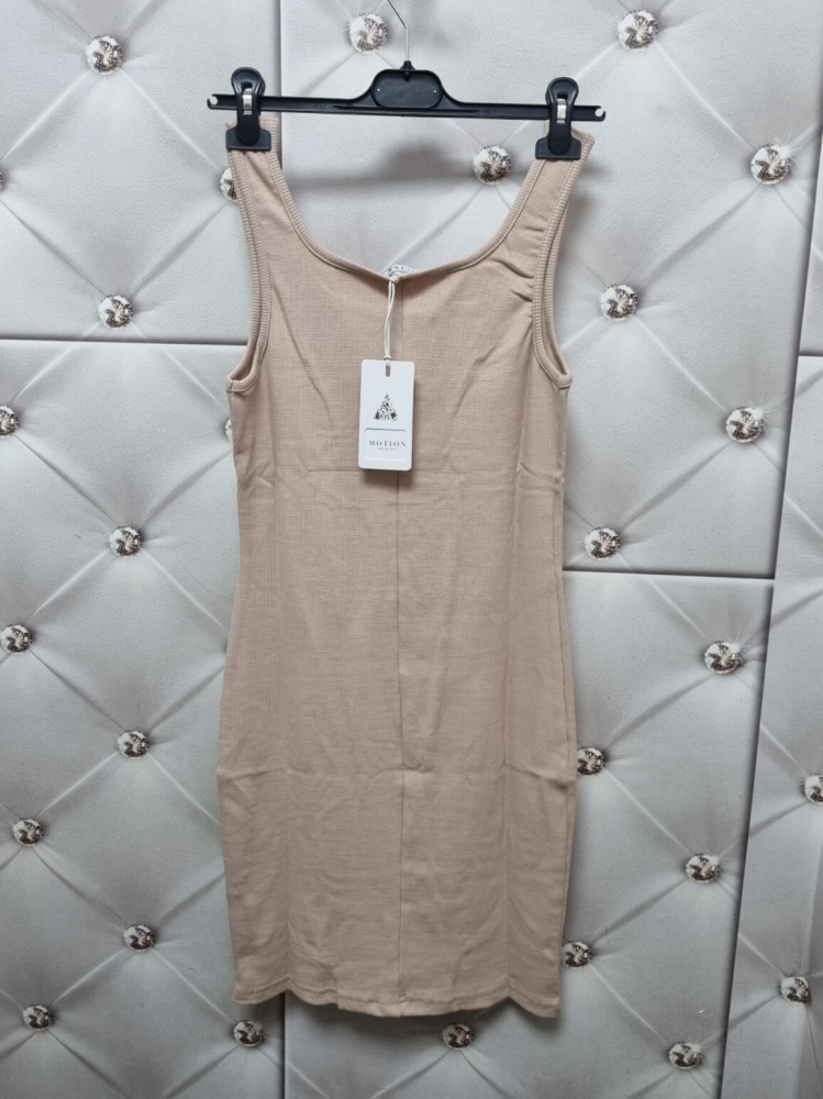 sukienka-prazkowana-bezowy-bez-jasny-elastyczna-dekolt-guziki-motion-noir-lato-2025-butik-szykownia-7