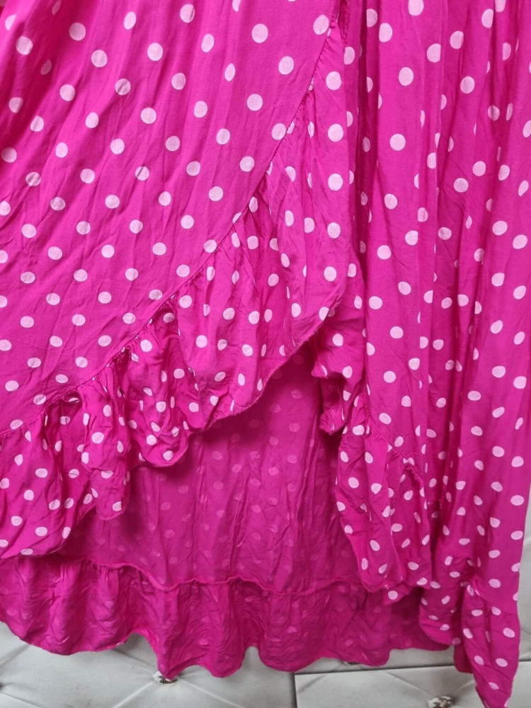 sukienka-lollipop-dots-fuksja-w-biale-kropki-kopertowa-asymetryczna-letnia-wiskoza-rozkloszowana-butik-szykownia-7
