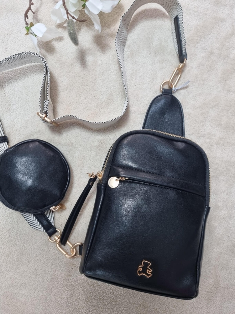 czarna-torebka-nerka-crossbody-lulucastagnette-zloty-mis-ekoskora-modna-na-ramie-uniwersalna-butik-szykownia-3
