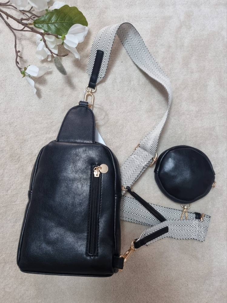 czarna-torebka-nerka-crossbody-lulucastagnette-zloty-mis-ekoskora-modna-na-ramie-uniwersalna-butik-szykownia-5