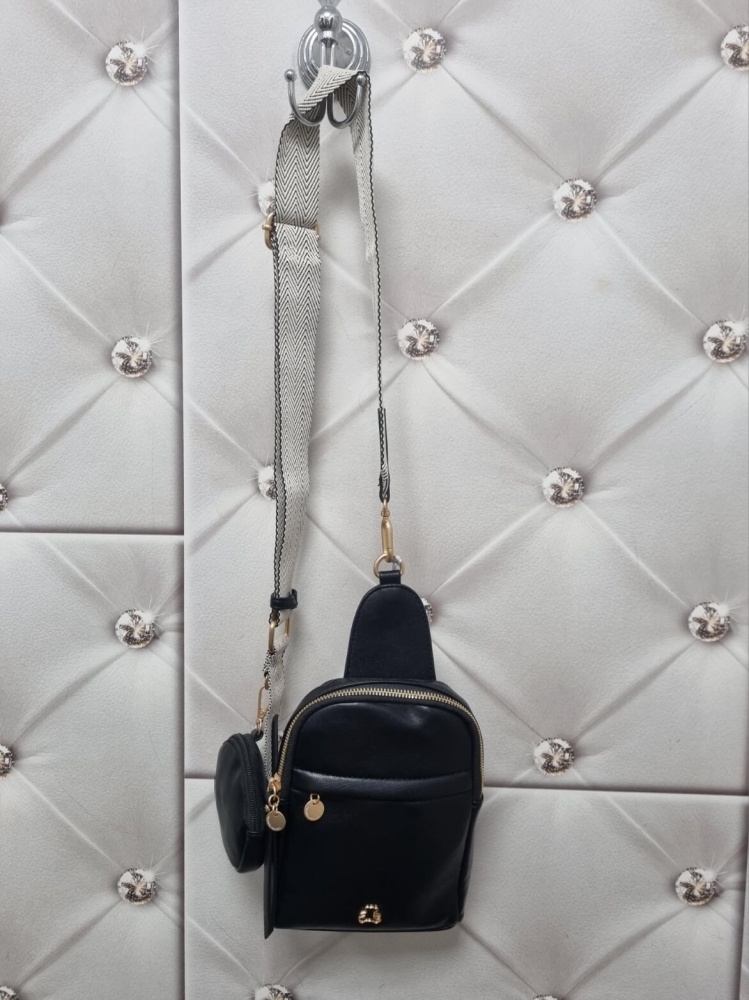 czarna-torebka-nerka-crossbody-lulucastagnette-zloty-mis-ekoskora-modna-na-ramie-uniwersalna-butik-szykownia-7