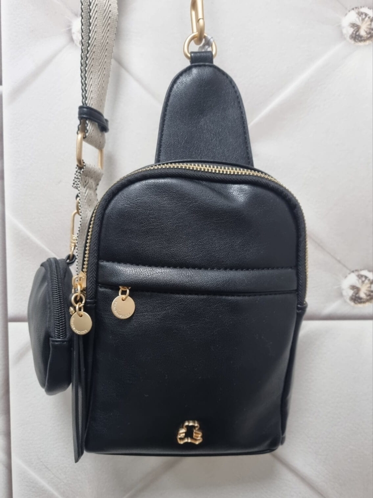czarna-torebka-nerka-crossbody-lulucastagnette-zloty-mis-ekoskora-modna-na-ramie-uniwersalna-butik-szykownia-10