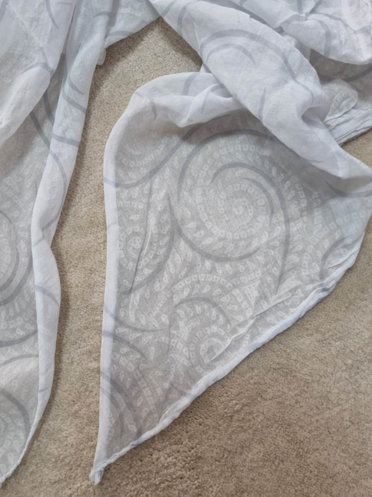 szal-apaszka-spirale-pastelowy-bialy-szare-wzory-wloski-styl-bawelna-wiskoza-duzy-asymetryczny-na-glowe-na-szyje-butikszykownia-3