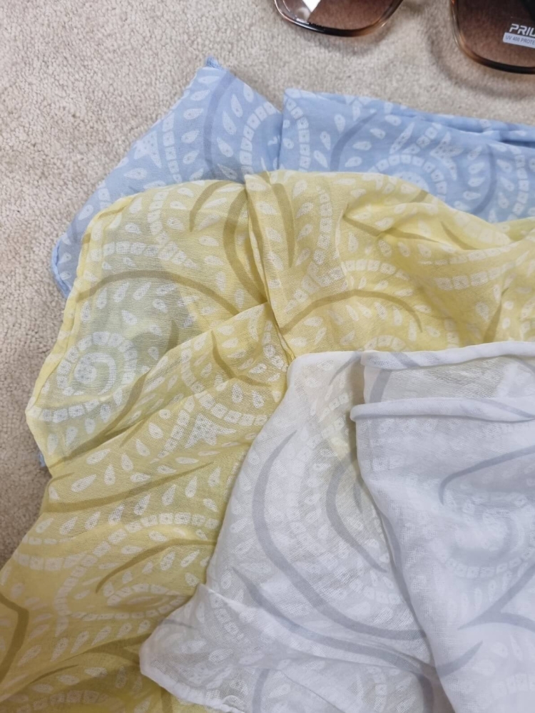 szal-apaszka-spirale-pastelowy-bialy-szare-wzory-wloski-styl-bawelna-wiskoza-duzy-asymetryczny-na-glowe-na-szyje-butikszykownia-5