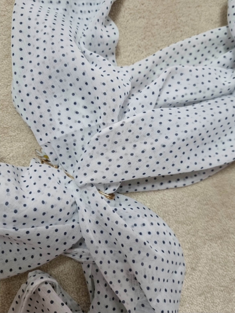 apaszka-szal-biala-kropki-granatowe-bawelna-jedwab-wloska-produkcja-asymetryczna-na-szyje-i-glowe-butik-szykownia-2