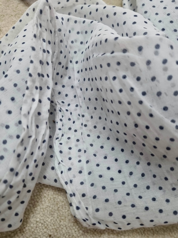 apaszka-szal-biala-kropki-granatowe-bawelna-jedwab-wloska-produkcja-asymetryczna-na-szyje-i-glowe-butik-szykownia-6