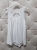 bluzka-charm-bez-rekawow-z-koronka-na-plecach-luzny-fason-rozkloszowana-przod-krotszy-tyl-dluzszy-kolor-bialy-butik-szykownia-4