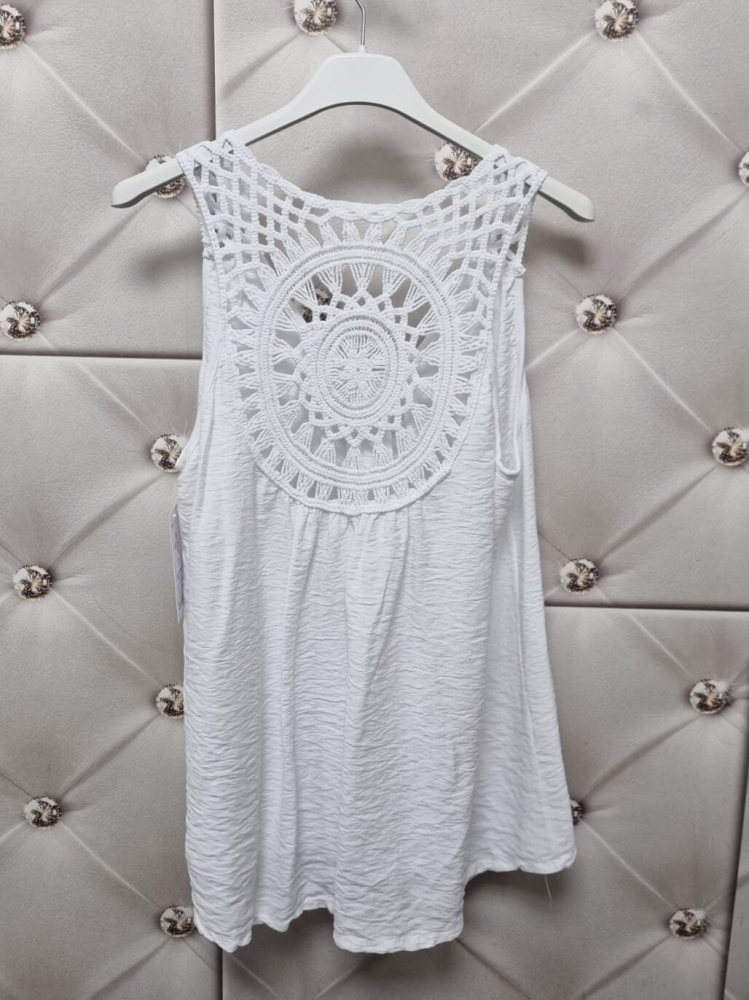 bluzka-charm-bez-rekawow-z-koronka-na-plecach-luzny-fason-rozkloszowana-przod-krotszy-tyl-dluzszy-kolor-bialy-butik-szykownia-5