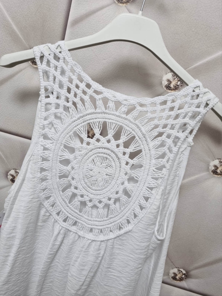 bluzka-charm-bez-rekawow-z-koronka-na-plecach-luzny-fason-rozkloszowana-przod-krotszy-tyl-dluzszy-kolor-bialy-butik-szykownia-6