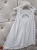 bluzka-charm-bez-rekawow-z-koronka-na-plecach-luzny-fason-rozkloszowana-przod-krotszy-tyl-dluzszy-kolor-bialy-butik-szykownia-7