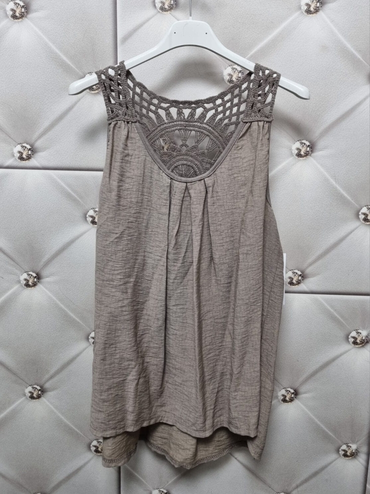 bluzka-charm-bez-rekawow-z-koronka-na-plecach-luzny-fason-rozkloszowana-przod-krotszy-tyl-dluzszy-kolor-fango-butik-szykownia-3