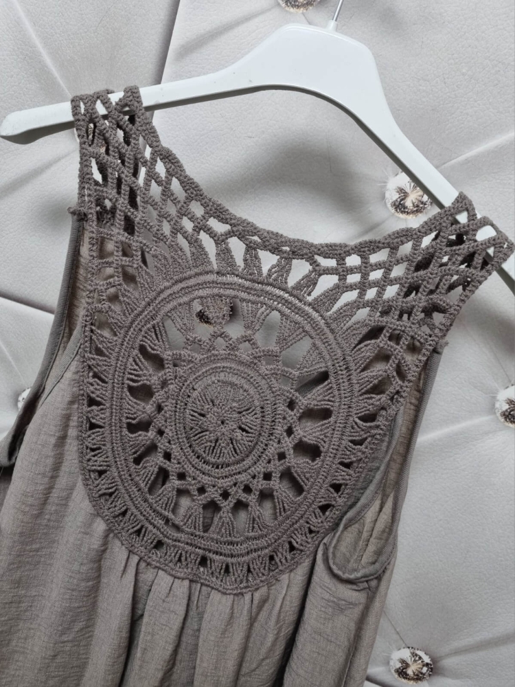 bluzka-charm-bez-rekawow-z-koronka-na-plecach-luzny-fason-rozkloszowana-przod-krotszy-tyl-dluzszy-kolor-fango-butik-szykownia-4