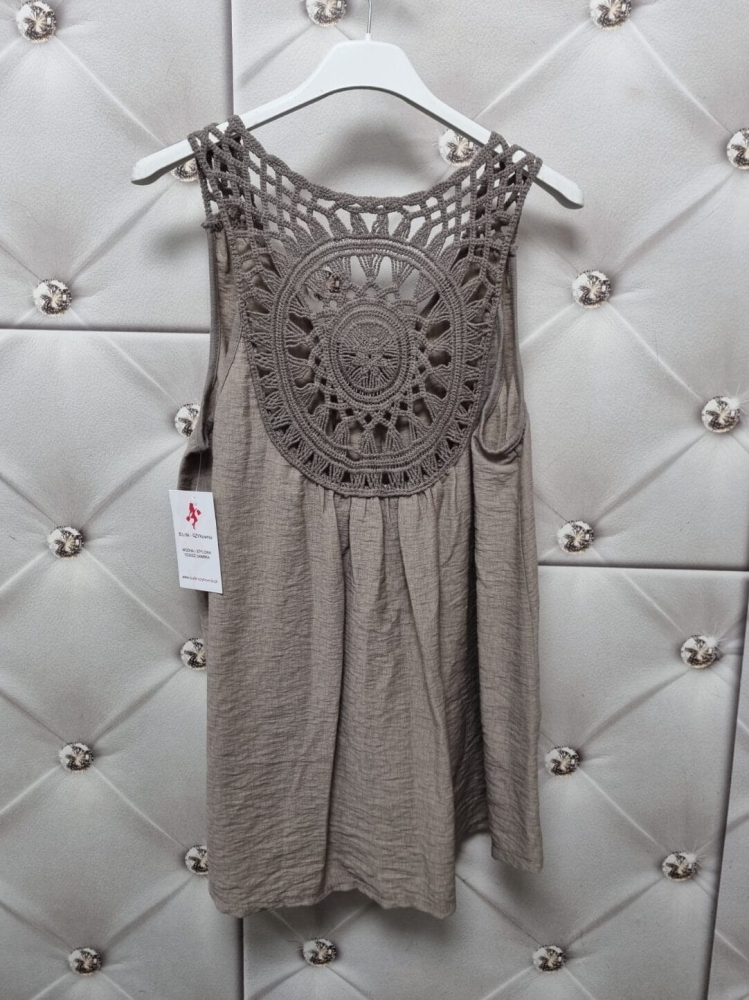 bluzka-charm-bez-rekawow-z-koronka-na-plecach-luzny-fason-rozkloszowana-przod-krotszy-tyl-dluzszy-kolor-fango-butik-szykownia-5