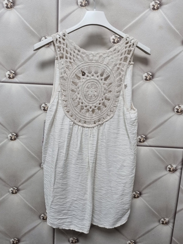 bluzka-charm-bez-rekawow-z-koronka-na-plecach-luzny-fason-rozkloszowana-przod-krotszy-tyl-dluzszy-kolor-jasny-bezowy-butik-szykownia-6