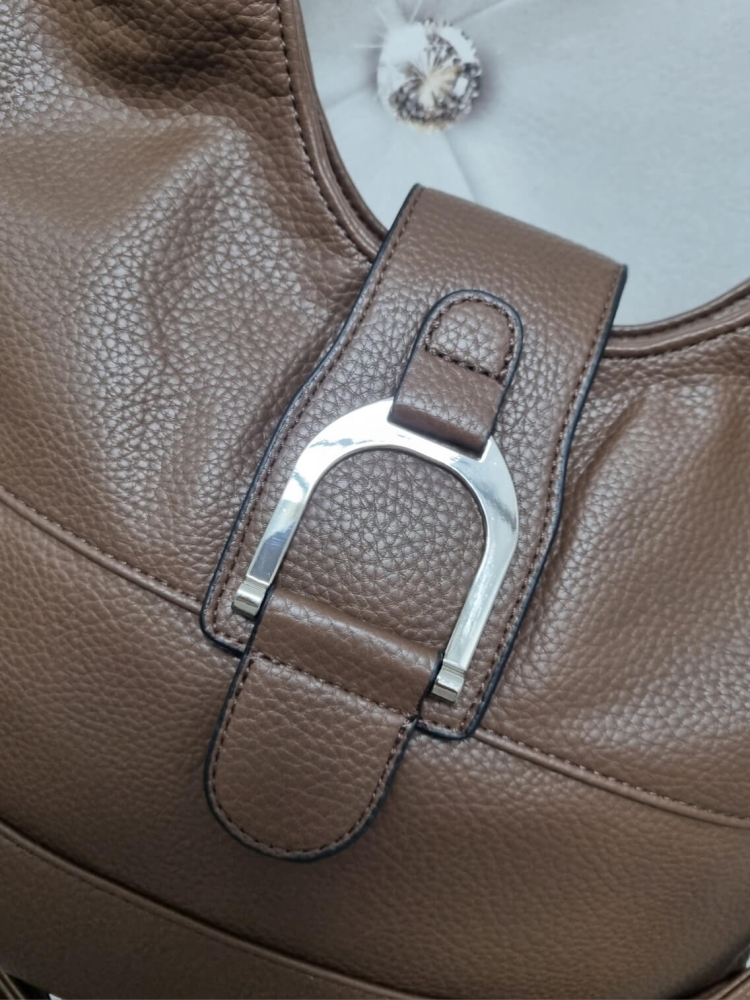 torebka-damska-s2907-czekoladowa-z-klamra-na-ramie-i-do-reki-duza-klasyczna-butik-szykownia-9