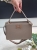 torebka-styl-hermes-model-r1997-sztywna-raczka-pasek-regulowany-zamek-kieszonki-zlota-litera-h-ekoskora-mocca-butik-szykownia-1