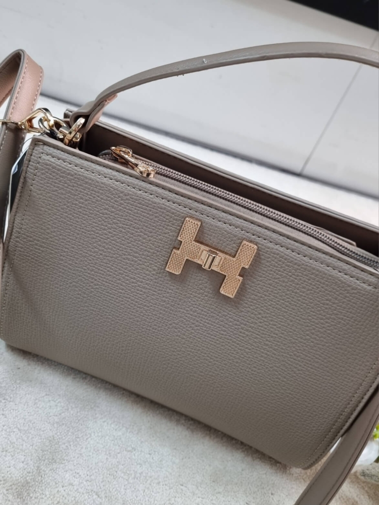 torebka-styl-hermes-model-r1997-sztywna-raczka-pasek-regulowany-zamek-kieszonki-zlota-litera-h-ekoskora-mocca-butik-szykownia-2
