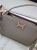 torebka-styl-hermes-model-r1997-sztywna-raczka-pasek-regulowany-zamek-kieszonki-zlota-litera-h-ekoskora-mocca-butik-szykownia-2