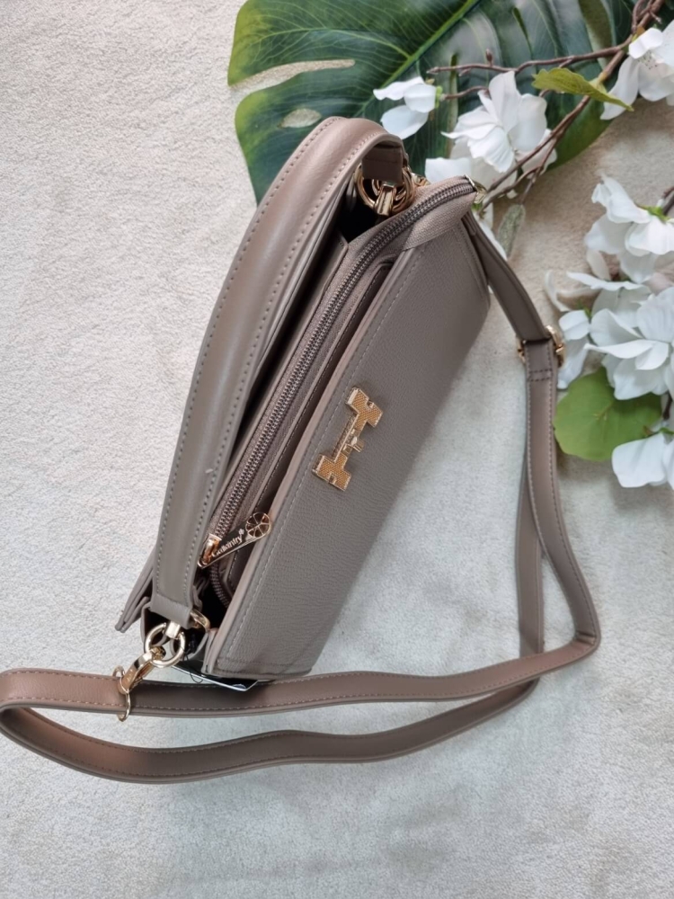 torebka-styl-hermes-model-r1997-sztywna-raczka-pasek-regulowany-zamek-kieszonki-zlota-litera-h-ekoskora-mocca-butik-szykownia-4