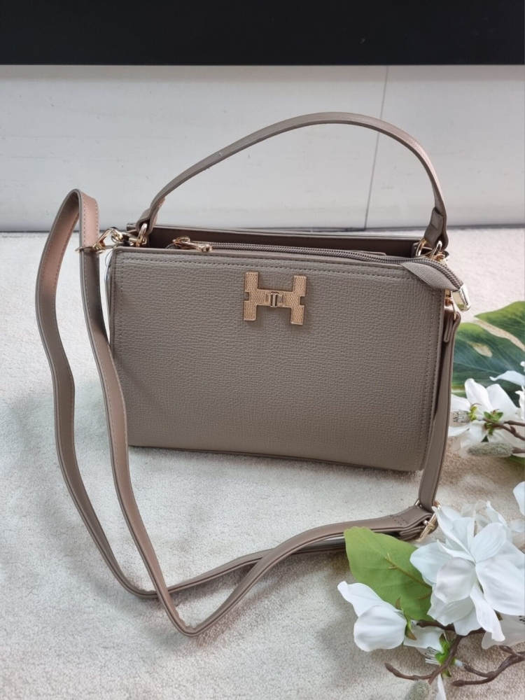 torebka-styl-hermes-model-r1997-sztywna-raczka-pasek-regulowany-zamek-kieszonki-zlota-litera-h-ekoskora-mocca-butik-szykownia-5