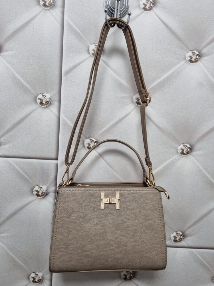 torebka-styl-hermes-model-r1997-sztywna-raczka-pasek-regulowany-zamek-kieszonki-zlota-litera-h-ekoskora-mocca-butik-szykownia-6