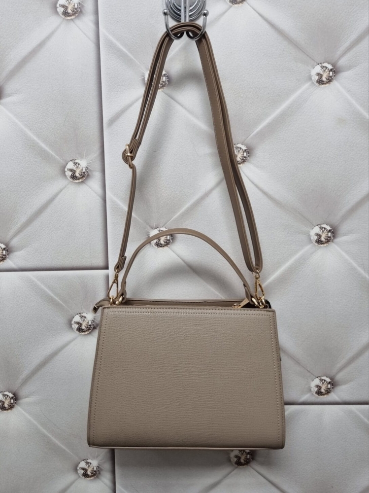 torebka-styl-hermes-model-r1997-sztywna-raczka-pasek-regulowany-zamek-kieszonki-zlota-litera-h-ekoskora-mocca-butik-szykownia-8