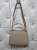 torebka-styl-hermes-model-r1997-sztywna-raczka-pasek-regulowany-zamek-kieszonki-zlota-litera-h-ekoskora-mocca-butik-szykownia-8