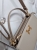torebka-styl-hermes-model-r1997-sztywna-raczka-pasek-regulowany-zamek-kieszonki-zlota-litera-h-ekoskora-mocca-butik-szykownia-9
