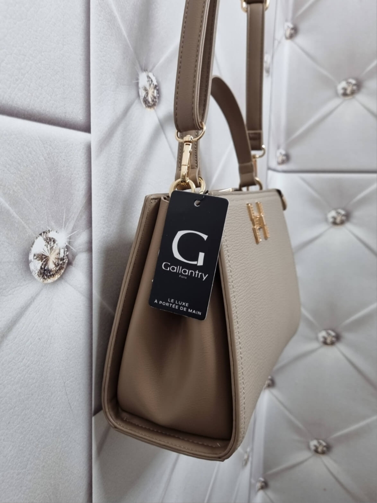 torebka-styl-hermes-model-r1997-sztywna-raczka-pasek-regulowany-zamek-kieszonki-zlota-litera-h-ekoskora-mocca-butik-szykownia-10